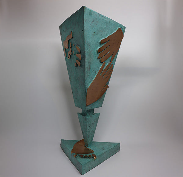 De maatwerk urnen van JEART, ontworpen met kunstenares Gerry Hoogveld, bieden een unieke en persoonlijke gedenkplek. Elk exemplaar wordt vakkundig in brons gegoten en gecombineerd met staal om een betekenisvol en uniek kunstwerk te vormen.