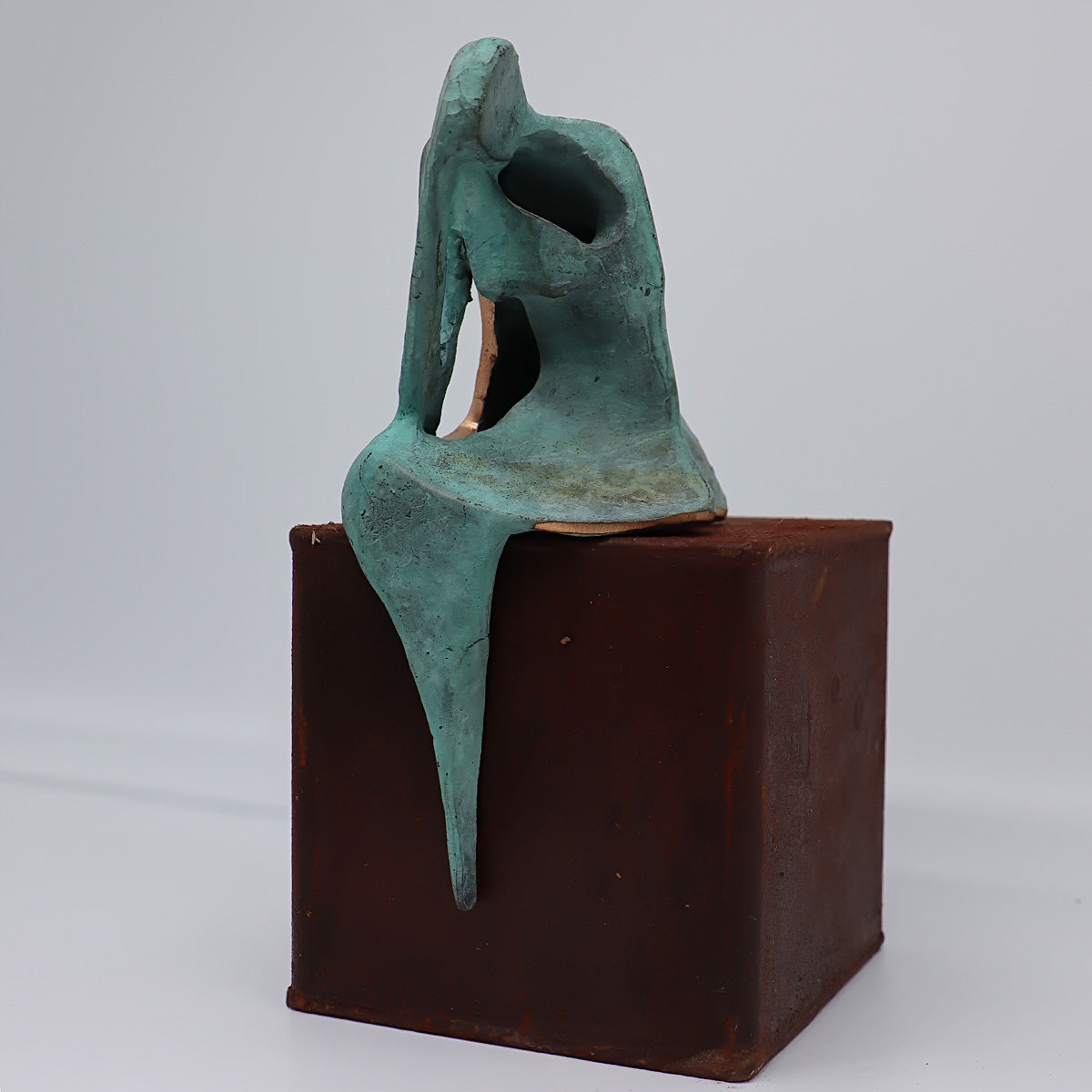 Midi urn van JEART met gepatineerd bronzen beeld "Overdenken", geplaatst op een cortenstalen sokkel. Symboliseert rust en reflectie, met robuuste materialen en diepzinnig ontwerp. Een stijlvol kunstwerk en betekenisvolle herdenkingsplek voor dierbaren.