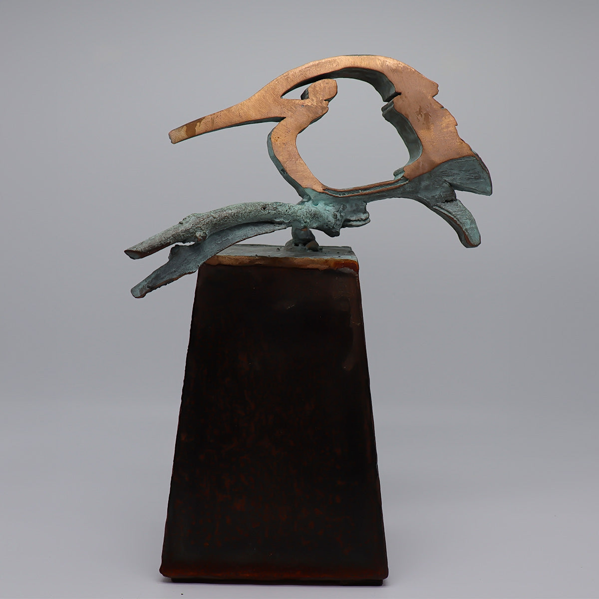 Elegante midi urn van JEART met bronzen ijsvogel vrede op een tak, geplaatst op een cortensokkel. Duurzame materialen symboliseren kracht en eeuwigheid, terwijl de ijsvogel staat voor hoop en nieuwe beginnen. Een stijlvolle en betekenisvolle herinnering.