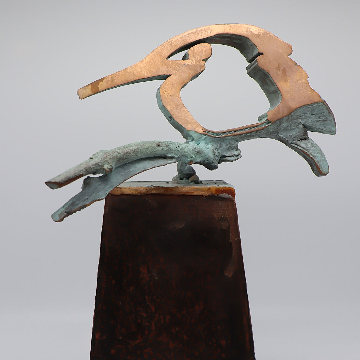 Elegante midi urn van JEART met bronzen ijsvogel vrede op een tak, geplaatst op een cortensokkel. Duurzame materialen symboliseren kracht en eeuwigheid, terwijl de ijsvogel staat voor hoop en nieuwe beginnen. Een stijlvolle en betekenisvolle herinnering.