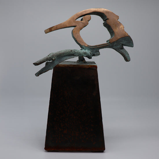 Elegante midi urn van JEART met bronzen ijsvogel vrede op een tak, geplaatst op een cortensokkel. Duurzame materialen symboliseren kracht en eeuwigheid, terwijl de ijsvogel staat voor hoop en nieuwe beginnen. Een stijlvolle en betekenisvolle herinnering.