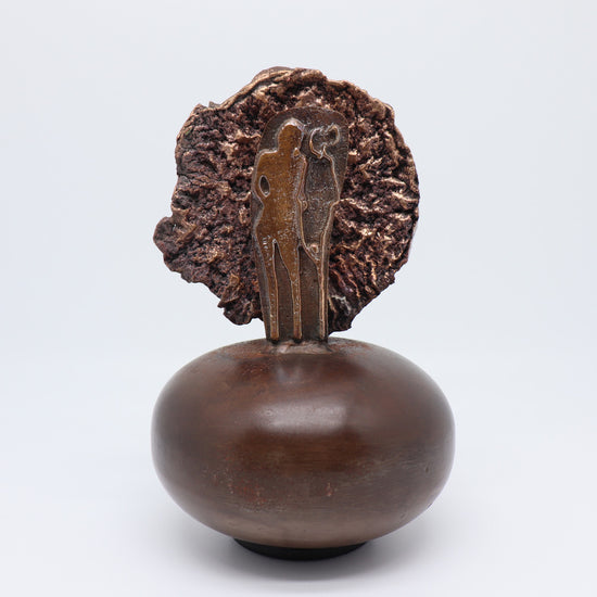 JEART stalen mini urn met bronzen beeld "Samen op pad" en een bronzen levensboom. Symboliseert verbondenheid, groei en eeuwigheid. De duurzame materialen en symbolen maken het een krachtig en betekenisvol eerbetoon aan dierbare herinneringen.